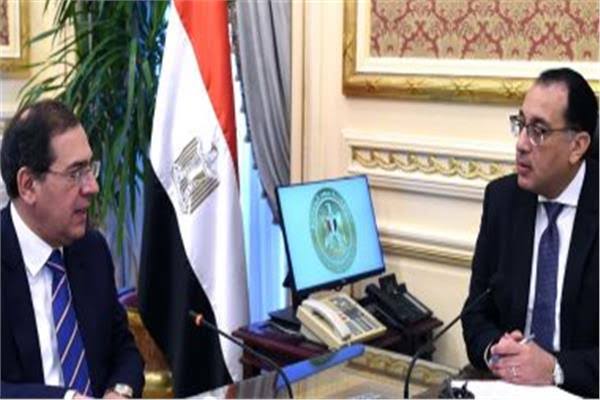 رئيس الوزراء يتابع مع وزير البترول عددا من مشروعات الوزارة وملفات العمل بها