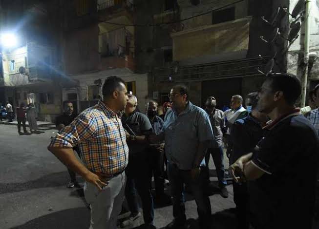 بالصور- إزالة أجزاء متصدعة من عقار في منطقة بحري بالإسكندرية