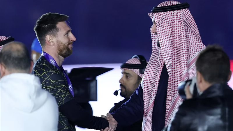 رئيس نادي الهلال السعودي مع ميسي