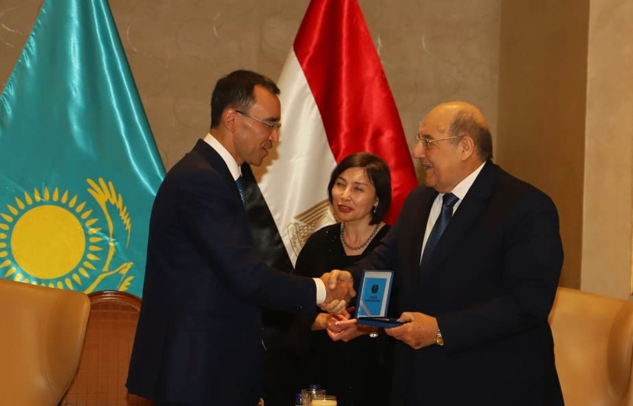رئيس الشيوخ يتقلد وسام الصداقة من كازاخستان 1