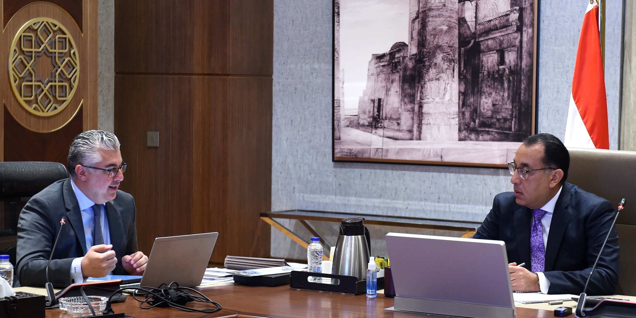 رئيس الوزراء يستعرض مع رئيس المنطقة الاقتصادية لقناة السويس بالمنطقة