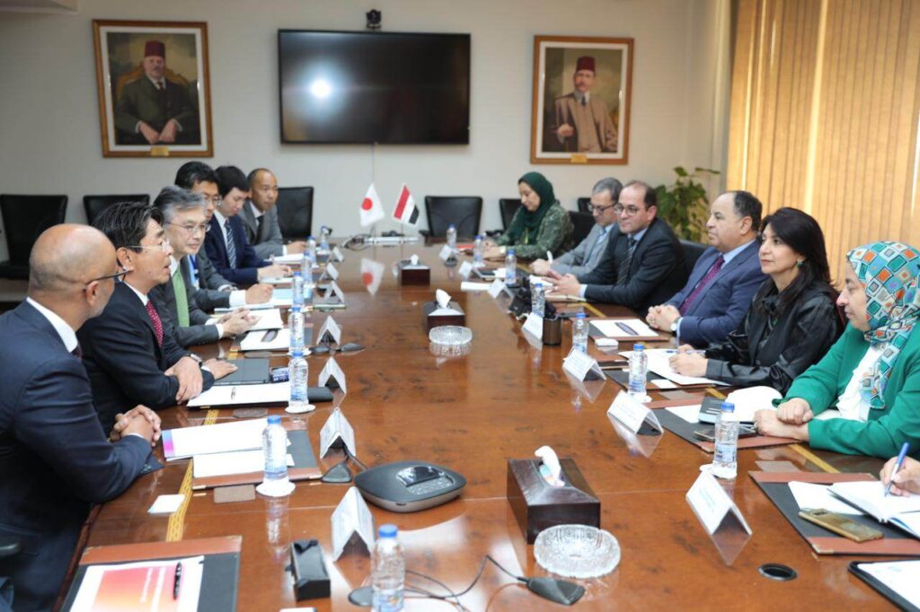 وزير المالية يستقبل نائب الرئيس التنفيذي لشركة اليابان الدولية للتبغ (JTI) ومسؤولي الشركة