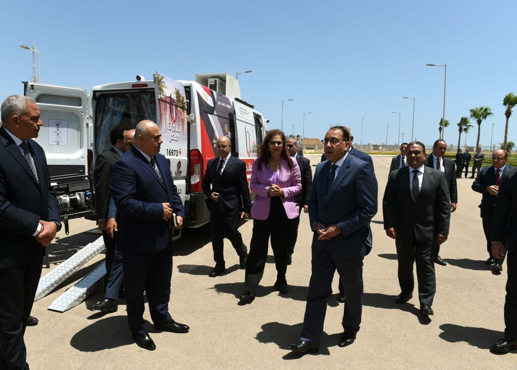 رئيس الوزراء يشهد اصطفاف 20 مركزا تكنولوجيا متنقلا لتقديم الخدمات الحكومية