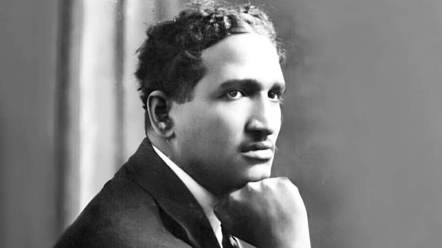 البريد تصدر طابع بريد تذكاريًّا بمناسبة مرور 100 عام على رحيل فنان الشعب سيد درويش