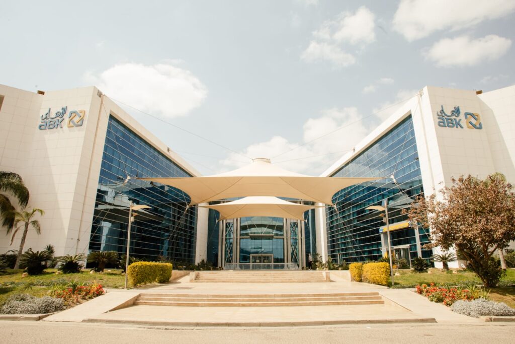 البنك الأهلي الكويتي: مصر يصل بتمويلات المشروعات الصغيرة والمتوسطة إلى 25% من محفظة القروض