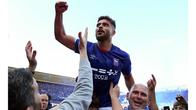 “فخر العرب الحقيقي”.. كيف علقت الجماهير على صعود سام مرسي إلى الدوري الإنجليزي الممتاز