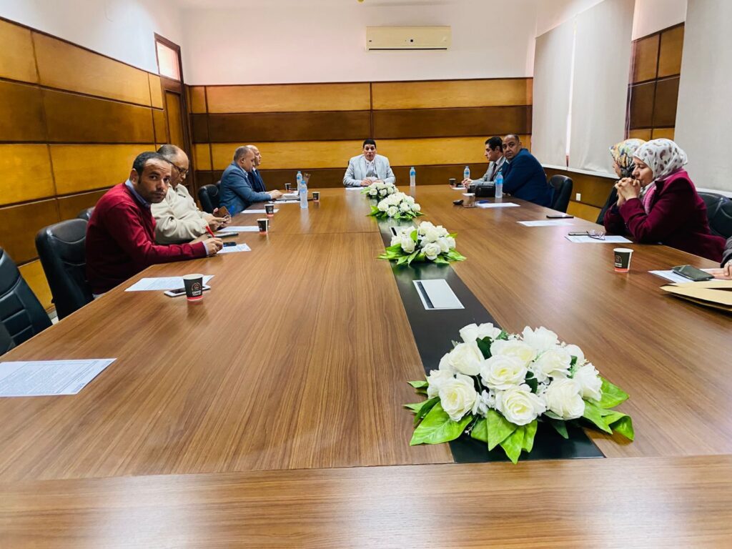 اجتماع مجلس ادارة جامعة الفيوم التكنولوجية الدولية بعد اعتماد وتشكيل المجلس الجديد لعام ٢٠٢٦ برئاسة الدكتور إسلام هلالي عميد الكلية وبحضور المهندس هيثم حسين عضو المجلس الجديد بعد نجاح تجربة عمال مصر الصناعية بتقديم رؤية وطنية شاملة